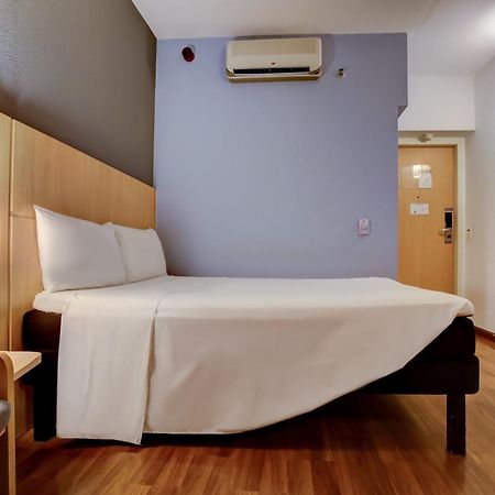 Ibis Vitoria Praia Do Canto Екстериор снимка