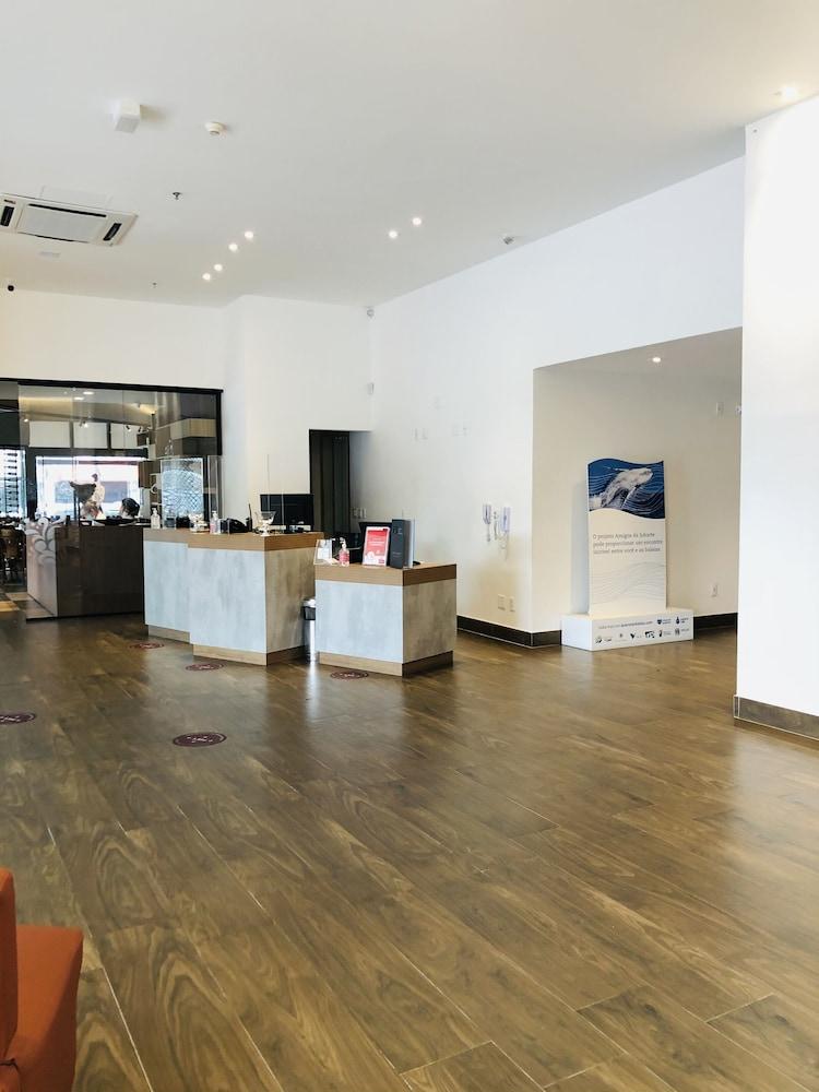 Ibis Vitoria Praia Do Canto Екстериор снимка