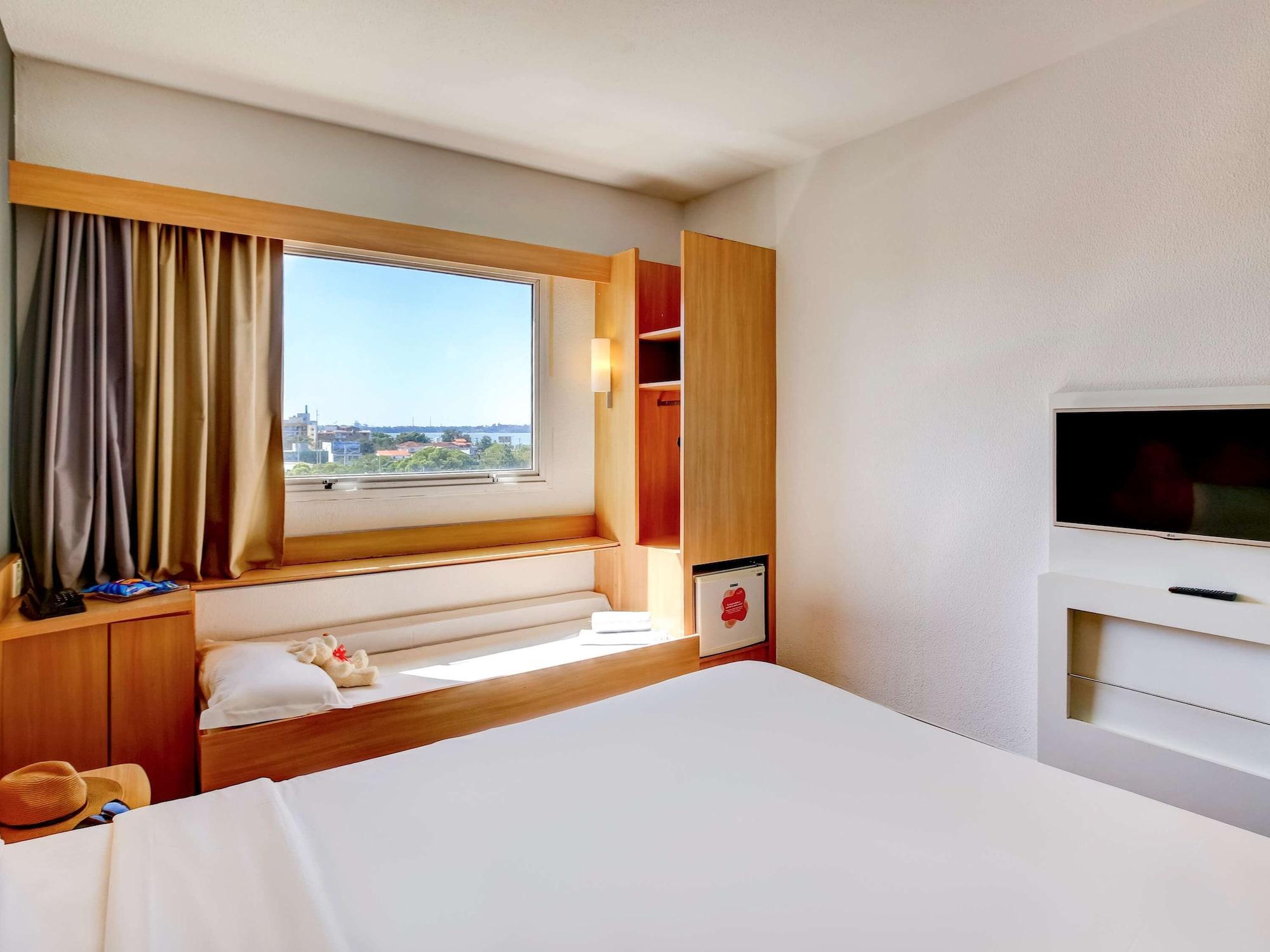 Ibis Vitoria Praia Do Canto Екстериор снимка