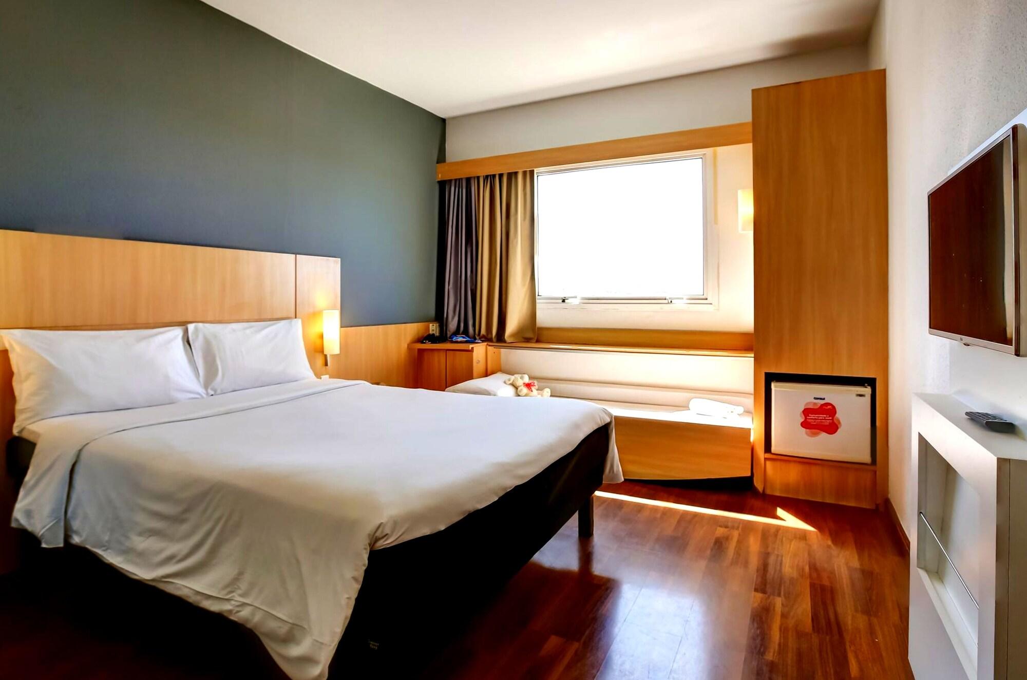 Ibis Vitoria Praia Do Canto Екстериор снимка