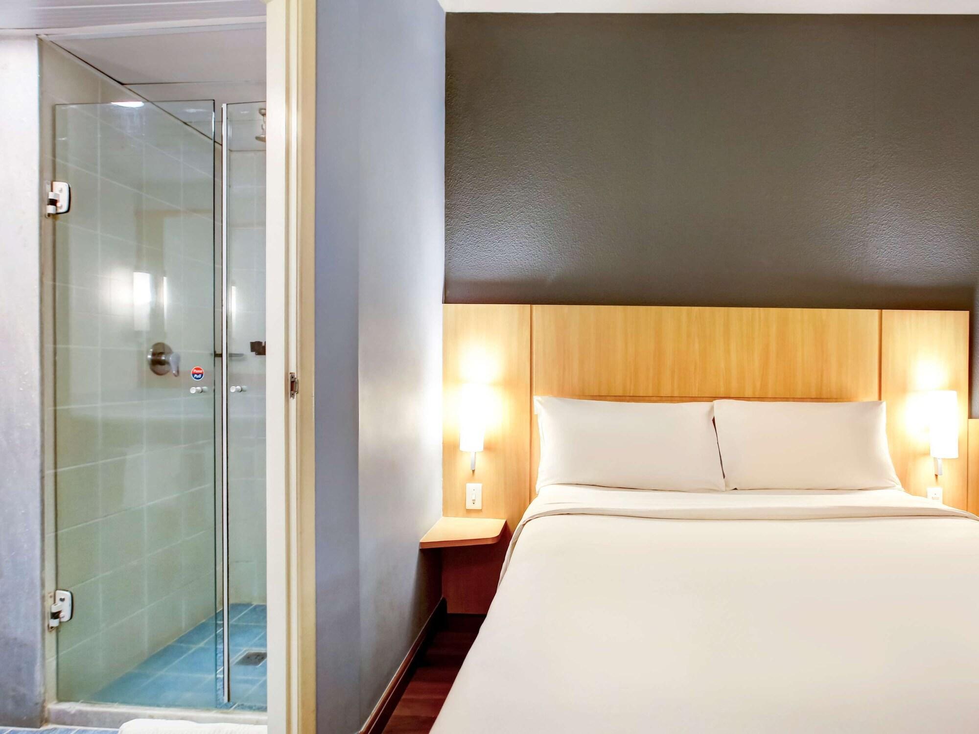 Ibis Vitoria Praia Do Canto Екстериор снимка