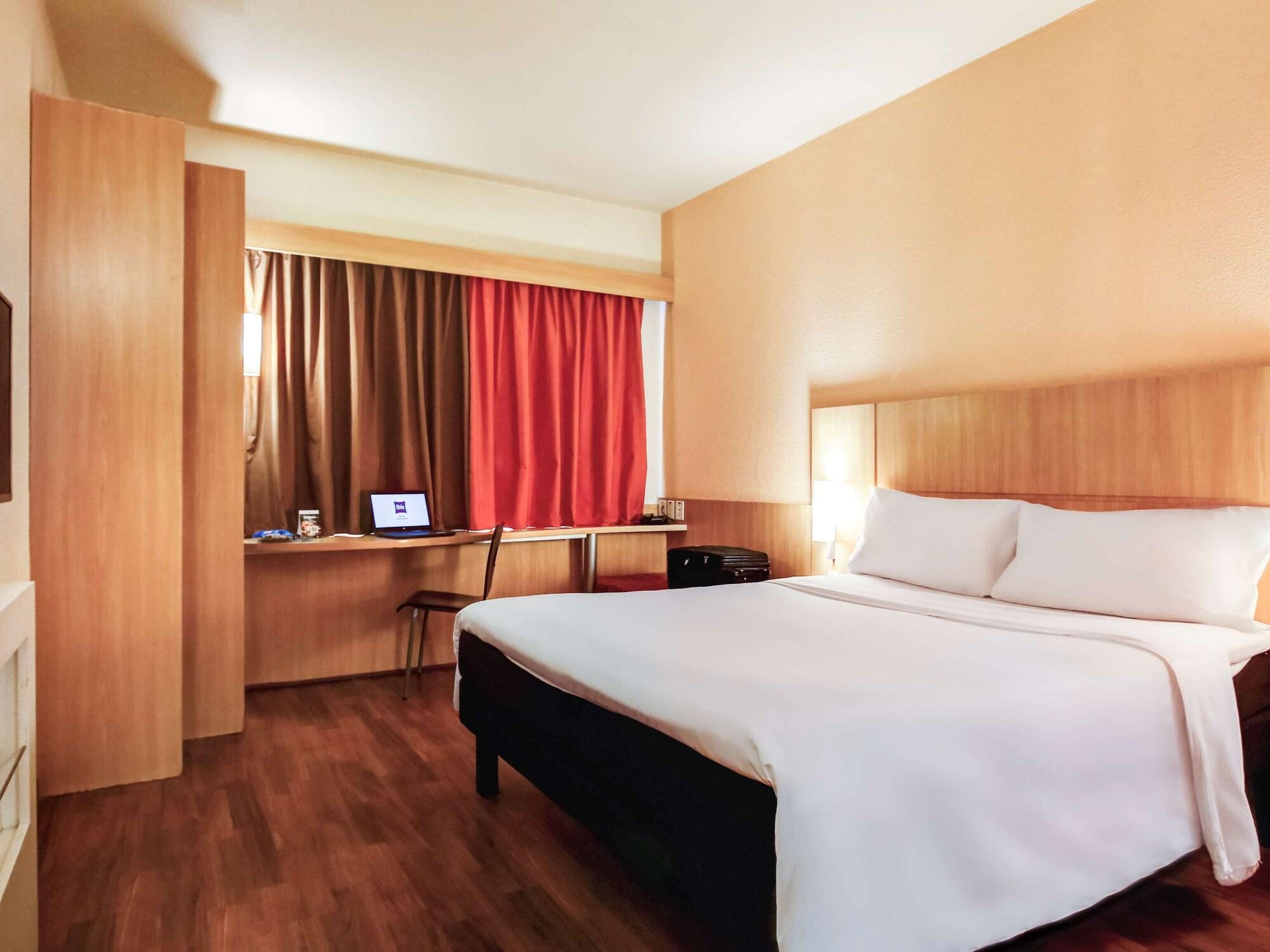 Ibis Vitoria Praia Do Canto Екстериор снимка
