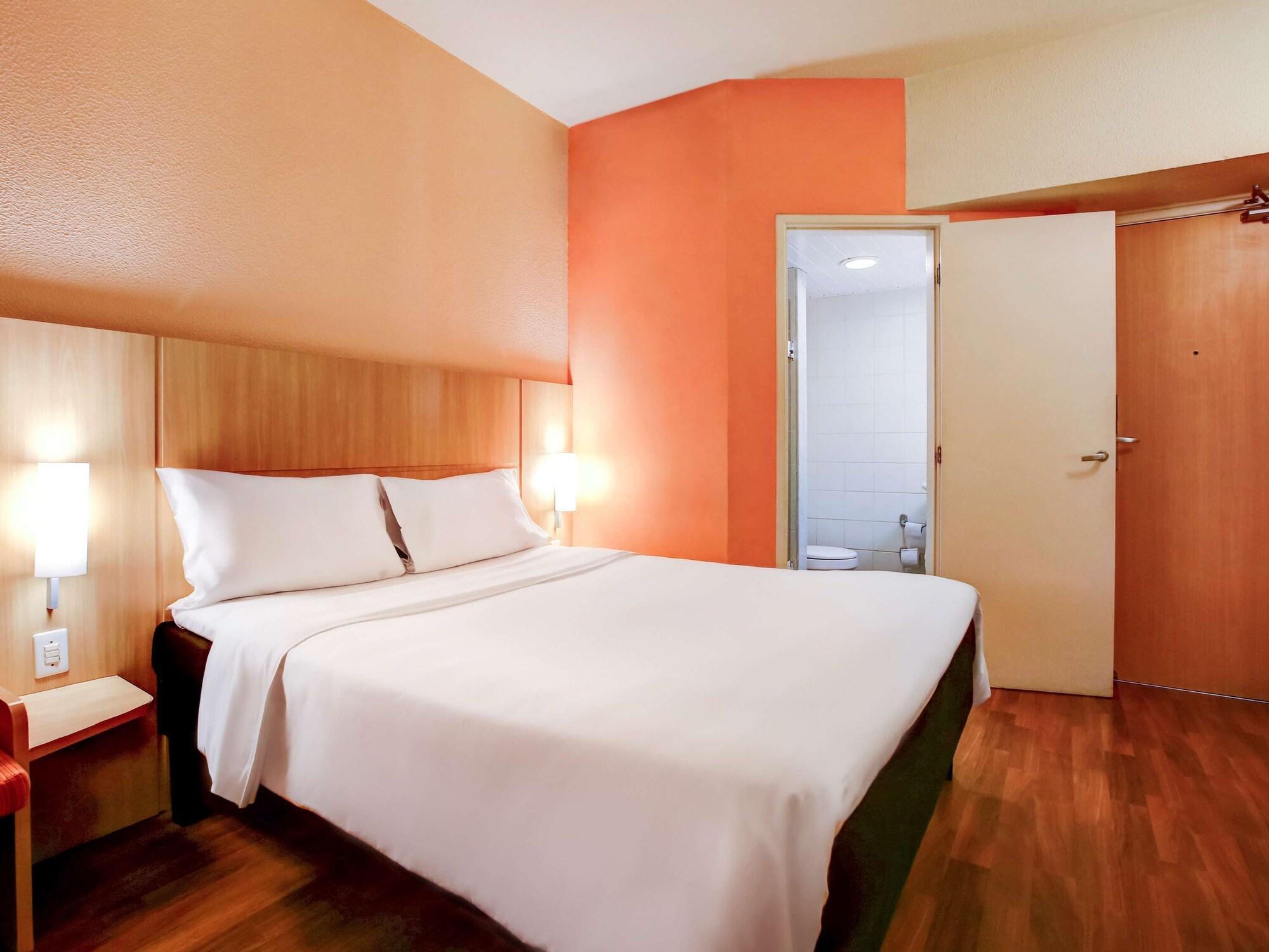 Ibis Vitoria Praia Do Canto Екстериор снимка