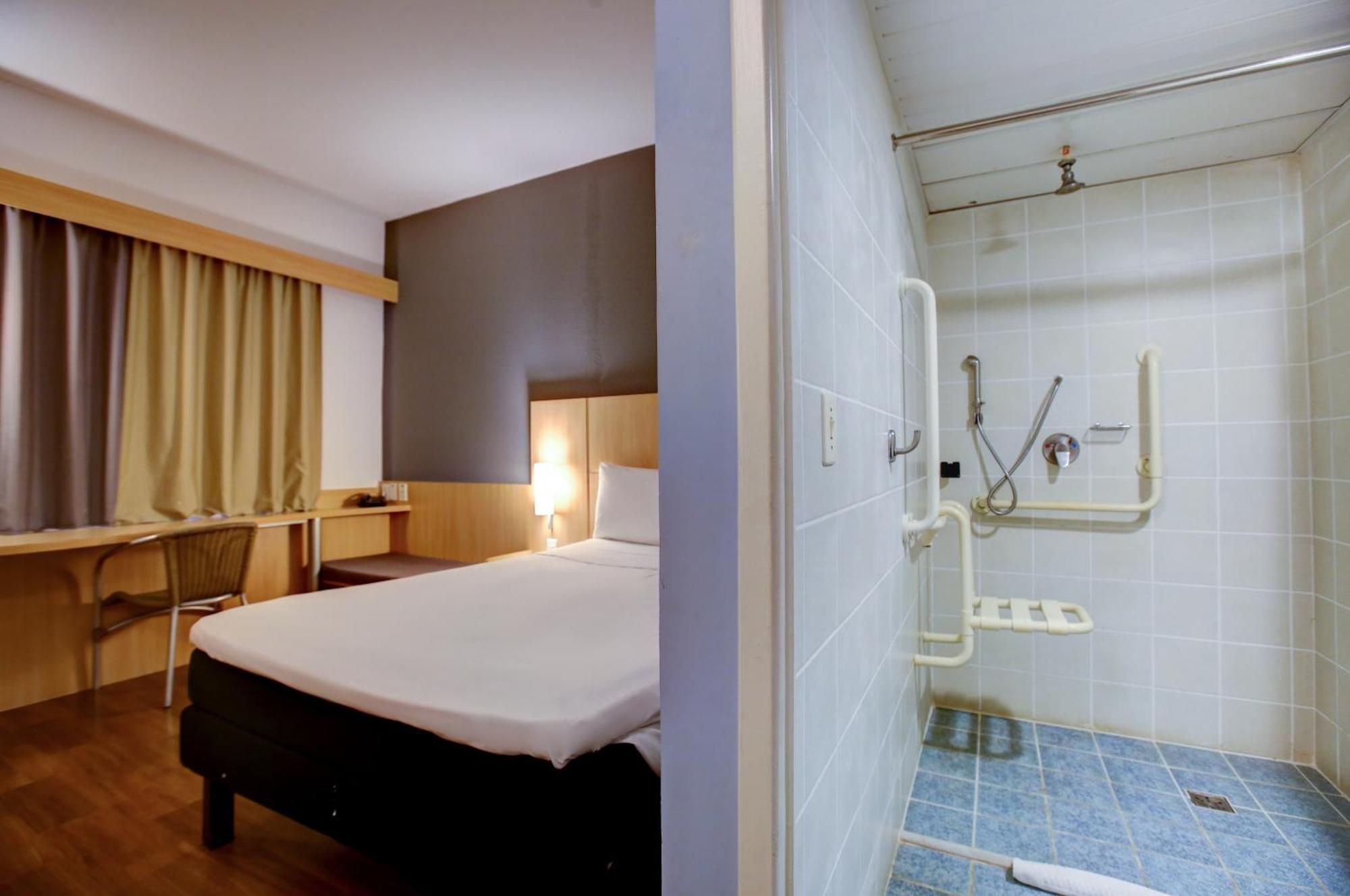 Ibis Vitoria Praia Do Canto Екстериор снимка
