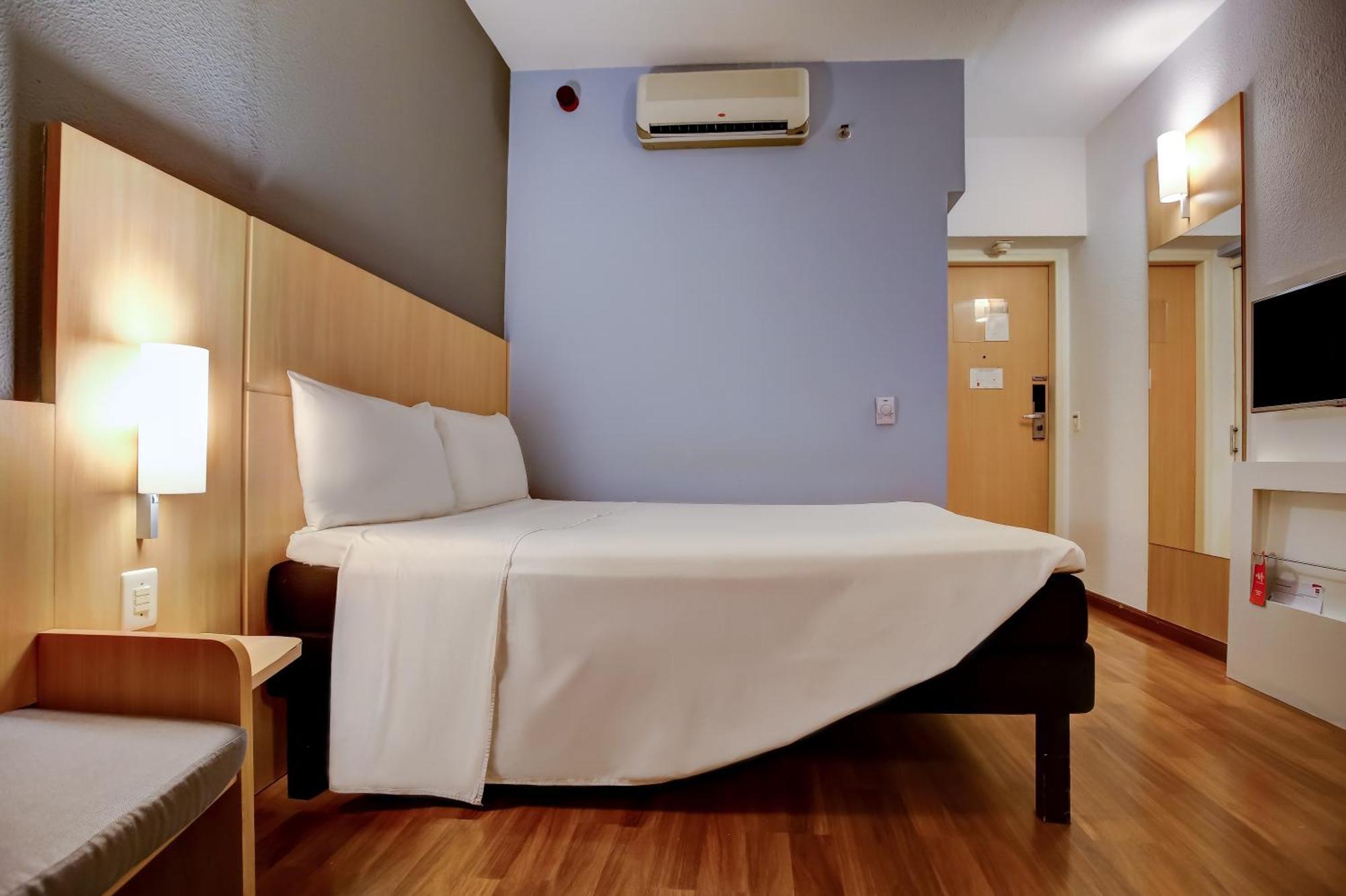 Ibis Vitoria Praia Do Canto Екстериор снимка